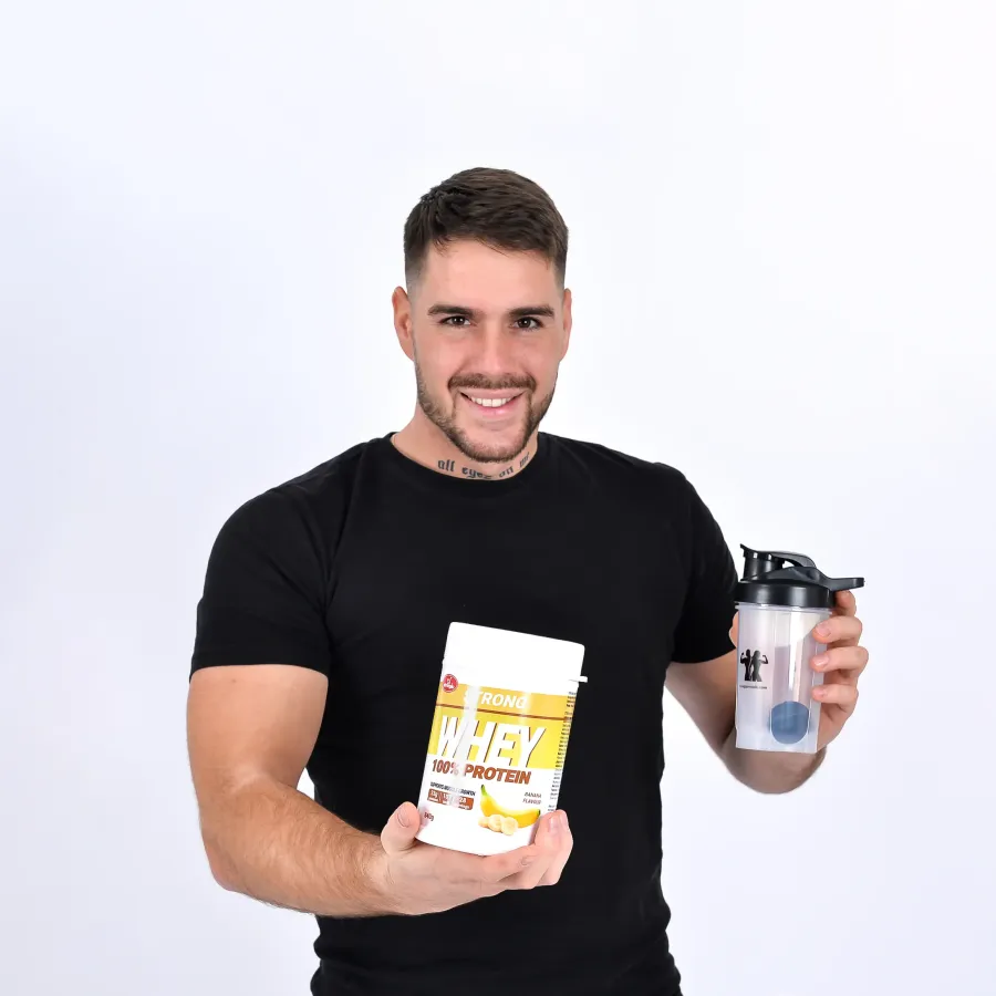 olympic-strong-whey-protein-banana-840g-model-sa-pakovanjem-i-sejkerom