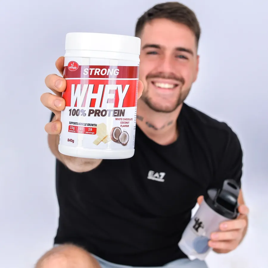 olympic-strong-whey-protein-bela-cokolada-kokos-840g-model-sa-pakovanjem-i-sejkerom