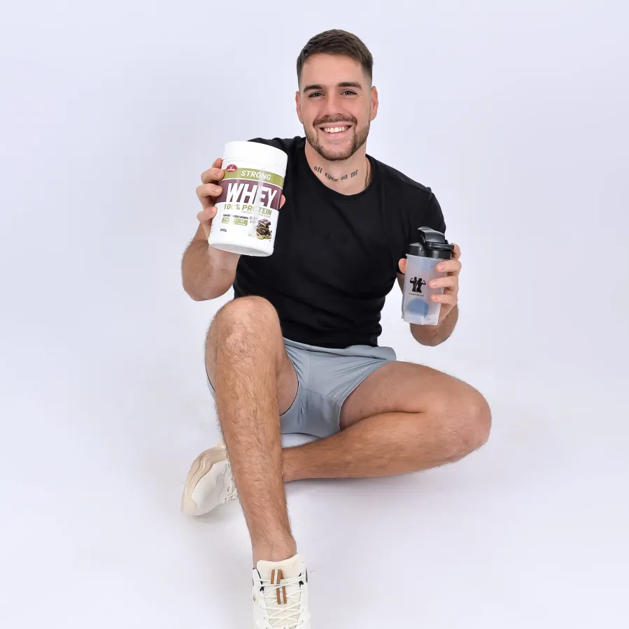 olympic-strong-whey-protein-dubai-cokolada-840g-model-sa-pakovanjem-i-sejkerom