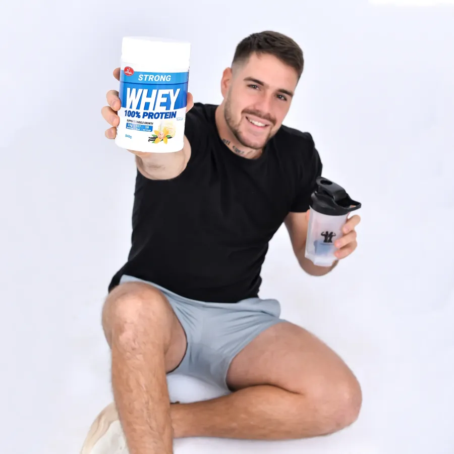 olympic-strong-whey-protein-vanila-840g-model-sa-pakovanjem-i-sejkerom